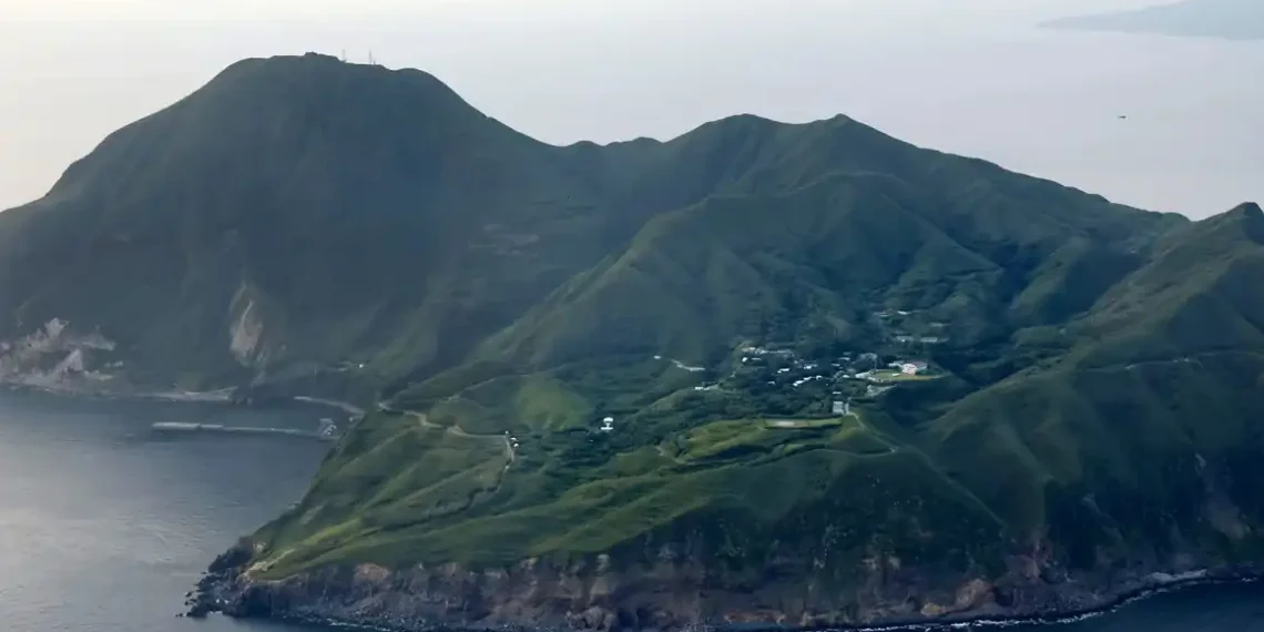 “Endless Shaking”: Earthquake Swarm Leaves Japanese Island Nearly Abandoned - Kyodo/Getty Images