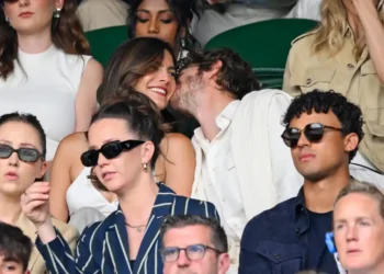 Andrew Garfield Steps Out with Monica Barbaro in Coordinated Whites at Wimbledon 2025 - Photo: Getty Images