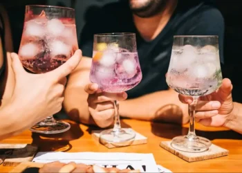 Room-Temperature Shock: Why European Drinks Leave Americans Frozen in Surprise - bobakphoto/iStockphoto/Getty Images