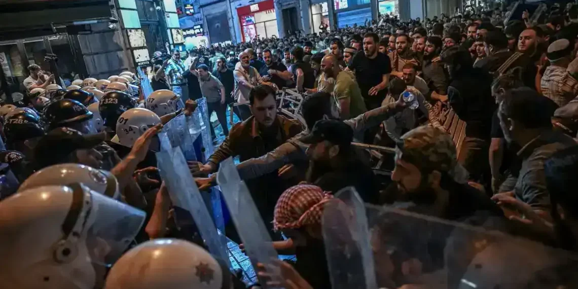 Protests Erupt in Istanbul Over Cartoon Seen as Insult to Islam - Ozan Kose/AFP/Getty Images