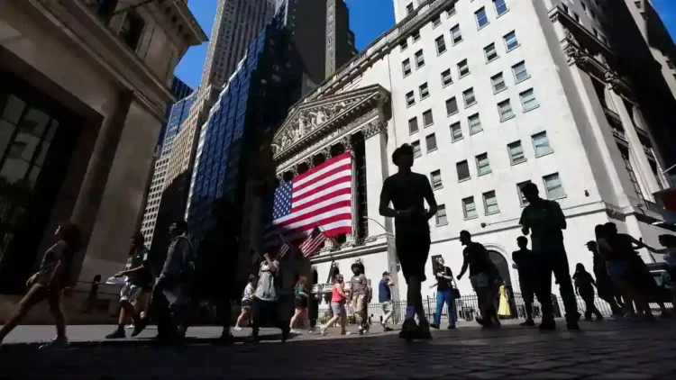 S&P 500 breaks records, but trade war tensions could shake markets - Michael Nagle/Bloomberg/Getty Images