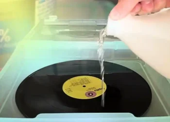 After a Month-Long Soak in Pure Alcohol, a Vinyl Record Sounds Clearer—An Unconventional Experiment by a Veteran Collector Sparks Debate - Headphonesty