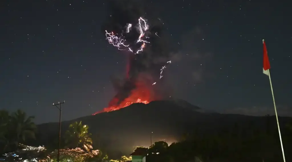 Ash Clouds and Lava: Mount Lewotobi Laki-Laki Eruption Forces Evacuations in Flores- Badan Geologi vi AP