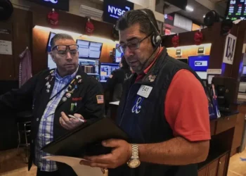 Wall Street Opens Flat with S&P 500 Near Records as Investors Look to Federal Reserve Guidance and Key U.S. Retailer Results - AP Photo/Richard Drew