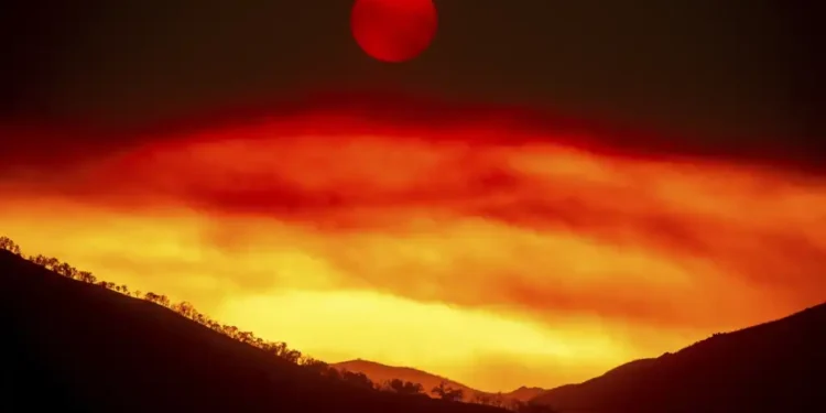 Central California's Gifford Fire Grows Fast, Threatens Homes and Health - AP Photo/Noah Berger