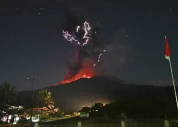Ash Clouds and Lava: Mount Lewotobi Laki-Laki Eruption Forces Evacuations in Flores- Badan Geologi vi AP