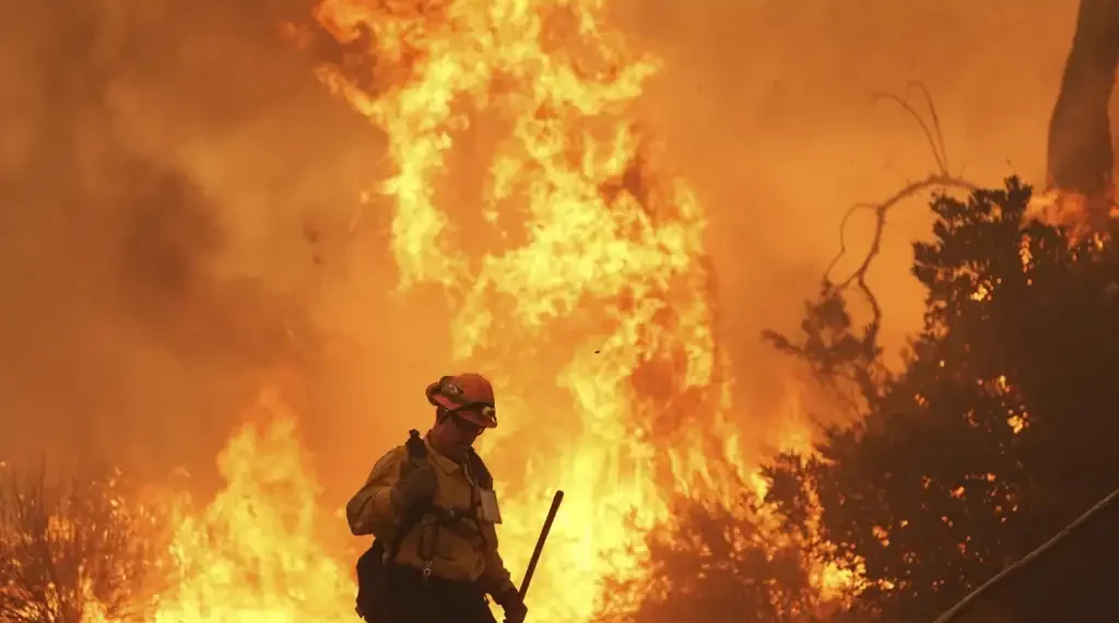 Rapidly Spreading Canyon Fire Threatens Homes Near Lake Piru and Lake Castaic - AP Photo/Marcio Jose Sanchez