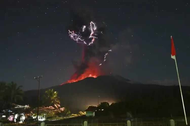 Ash Clouds and Lava: Mount Lewotobi Laki-Laki Eruption Forces Evacuations in Flores- Badan Geologi vi AP