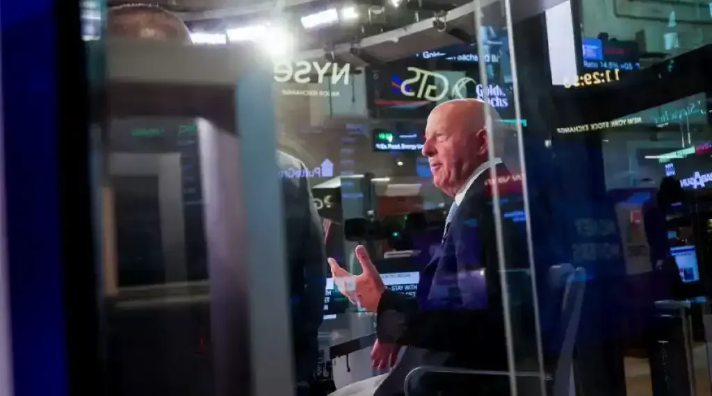 Former President Trump Urges Goldman Sachs CEO to Replace Economist Following Study on Tariff Impacts on Consumers - Michael Nagle/Bloomberg/Getty Images