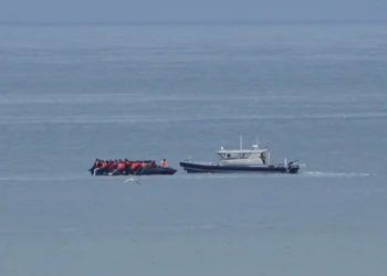 UK judge blocks first migrant deportation to France, delaying Starmer’s Channel crossings plan as trafficking claims spark legal review. - AP Photo/Nicolas Garriga, File