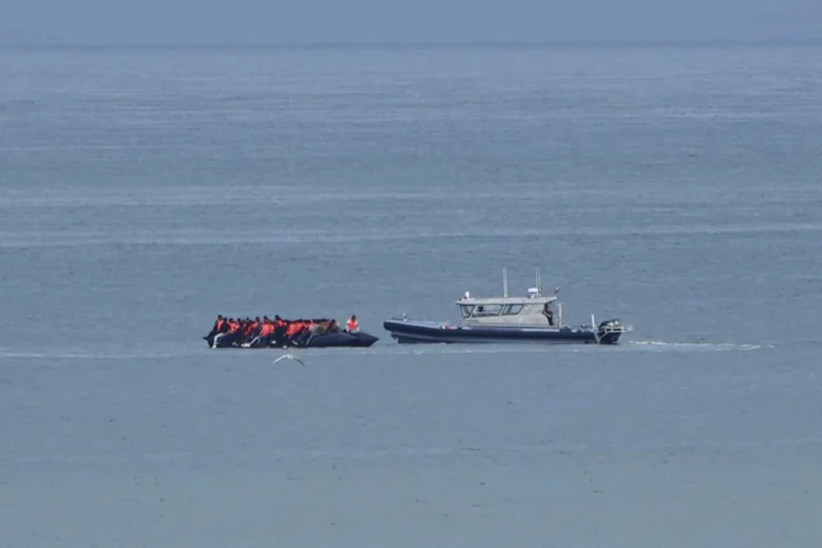 UK judge blocks first migrant deportation to France, delaying Starmer’s Channel crossings plan as trafficking claims spark legal review. - AP Photo/Nicolas Garriga, File