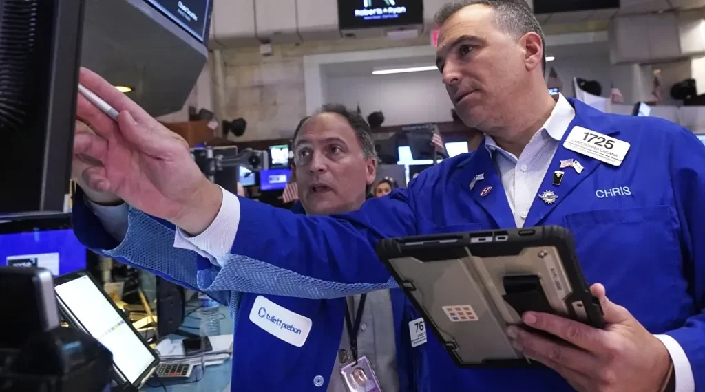 Wall Street Rises as Tech Stocks Rebound; Oil Shares Decline Ahead of Jobs Report and Possible U.S. Government Shutdown - AP Photo/Richard Drew