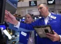 Wall Street Rises as Tech Stocks Rebound; Oil Shares Decline Ahead of Jobs Report and Possible U.S. Government Shutdown - AP Photo/Richard Drew