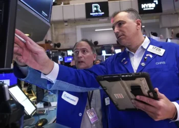 Wall Street Rises as Tech Stocks Rebound; Oil Shares Decline Ahead of Jobs Report and Possible U.S. Government Shutdown - AP Photo/Richard Drew