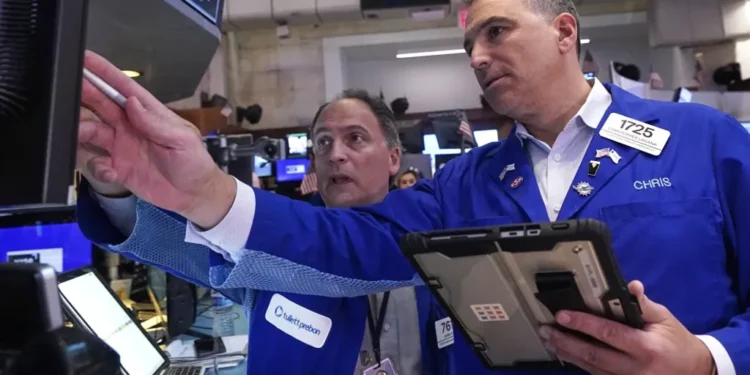 Wall Street Rises as Tech Stocks Rebound; Oil Shares Decline Ahead of Jobs Report and Possible U.S. Government Shutdown - AP Photo/Richard Drew