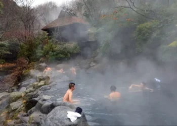 Japan Hot Springs Guide: What First-Time Visitors Should Know About Onsen and Sentō - Boaz Rottem/Alamy Stock Photo