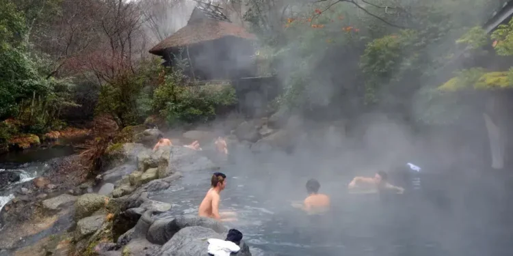 Japan Hot Springs Guide: What First-Time Visitors Should Know About Onsen and Sentō - Boaz Rottem/Alamy Stock Photo