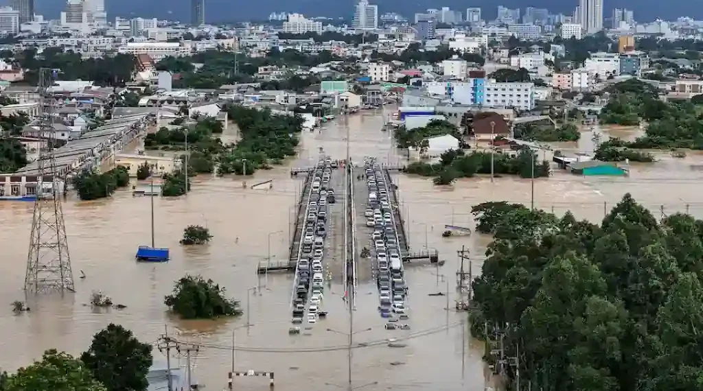 Rescue workers navigating flooded street in southern Thailand after heavy rainfall - REUTERS/Weerapong Narongkul