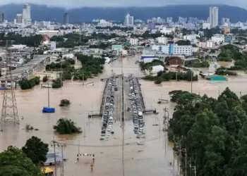 Rescue workers navigating flooded street in southern Thailand after heavy rainfall - REUTERS/Weerapong Narongkul