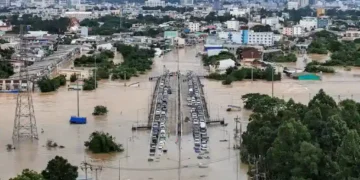 Rescue workers navigating flooded street in southern Thailand after heavy rainfall - REUTERS/Weerapong Narongkul