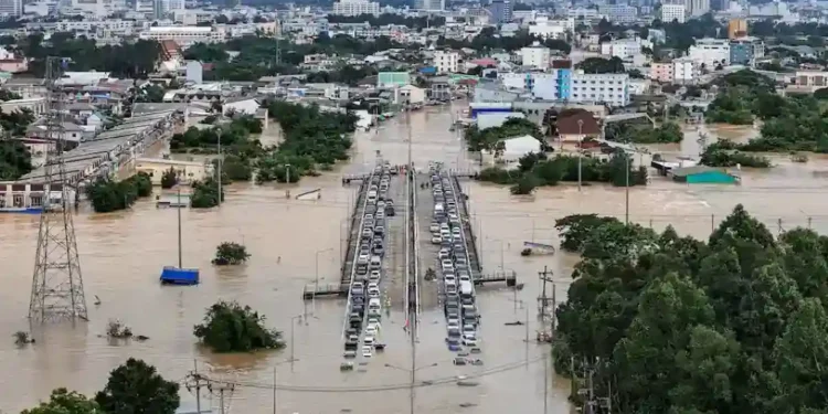 Rescue workers navigating flooded street in southern Thailand after heavy rainfall - REUTERS/Weerapong Narongkul