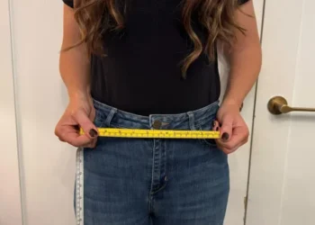 How AI and Tech Are Tackling Fashion’s Global Sizing Crisis - BBC