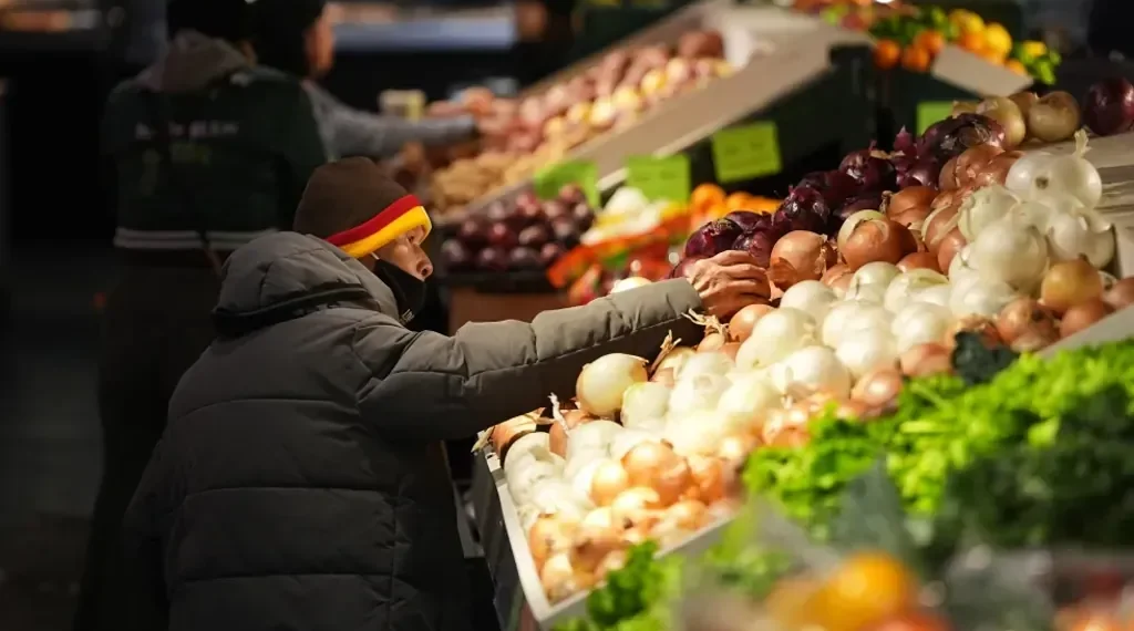 U.S. Trade Deficit Shrinks in August as Tariffs Reduce Imports, but Year-to-Date Gap Remains Higher Than 2024 - AP Photo/Matt Rourke