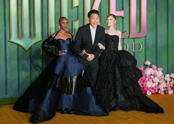 Crowds line theaters for the opening of Wicked: For Good premiere - Photo by Scott Garfitt/Invasion/AP