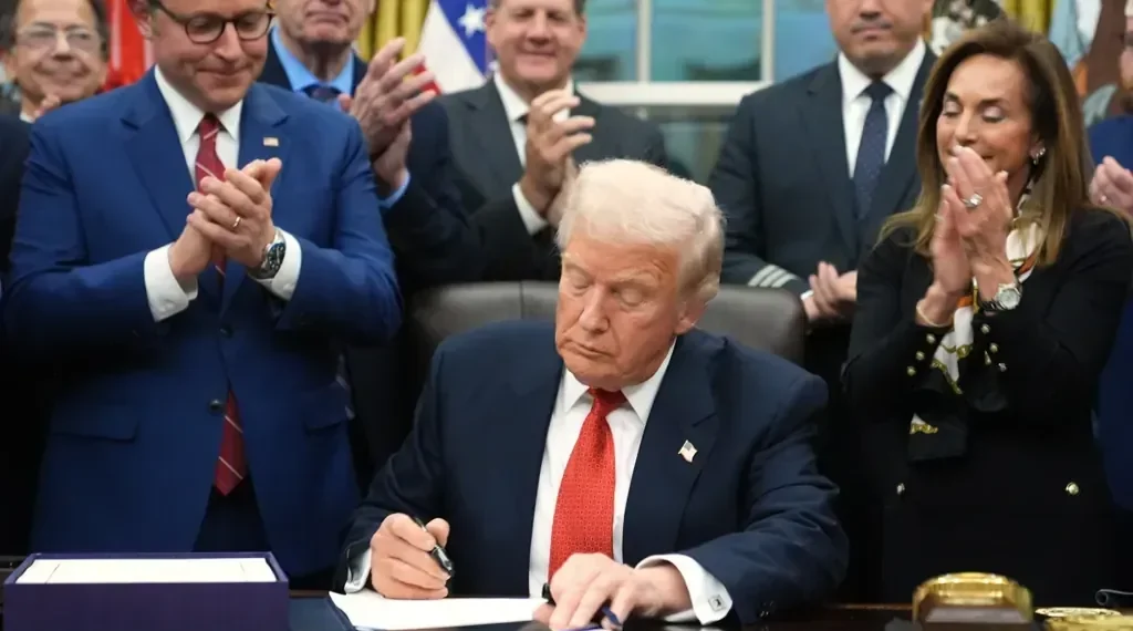 Trump Signs Bill Ending Record 43-Day U.S. Government Shutdown - AP Photo/Jacquelyn Martin