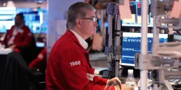 Wall Street Falls Sharply as AI Stocks Decline and Fed Rate-Cut Hopes Diminish - AP Photo/Seth Wenig