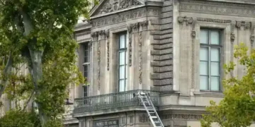 Louvre Heist Exposes Major Security Gaps and Budget Priorities in Paris Museum - Dimitar Dilkoff/AFP/Getty Images