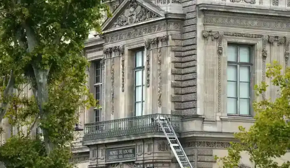 Louvre Heist Exposes Major Security Gaps and Budget Priorities in Paris Museum - Dimitar Dilkoff/AFP/Getty Images