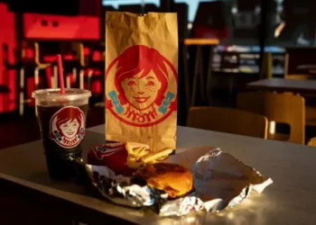 Wendy’s to Close 350 U.S. Restaurants in Major Turnaround Plan - Al Drago/Bloomberg/Getty Images/CNN