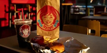Wendy’s to Close 350 U.S. Restaurants in Major Turnaround Plan - Al Drago/Bloomberg/Getty Images/CNN
