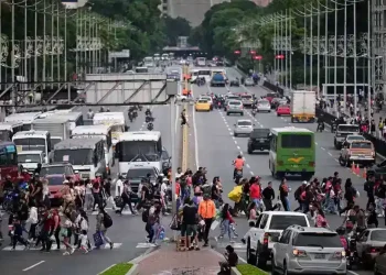 Venezuelans walking in Caracas during rising tensions and growing national anxiety - Gaby Oraa/Reuters/CNN