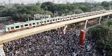 Protesters in Dhaka demand justice for slain Bangladesh student leader - Photo: REUTERS/Mohammad Ponir Hossain/CNA