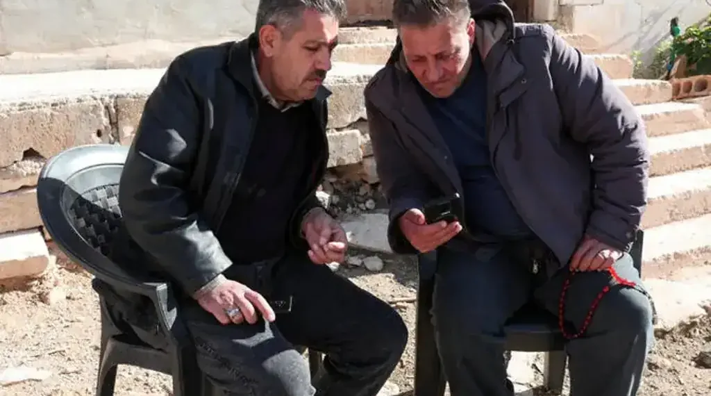 Ahmed Al-Ahmed helping victims at Bondi Beach.- photo Reuters/ARABNEWS