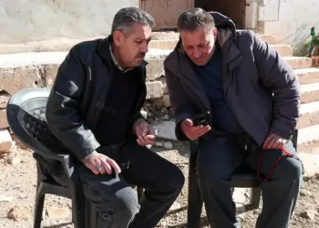 Ahmed Al-Ahmed helping victims at Bondi Beach.- photo Reuters/ARABNEWS