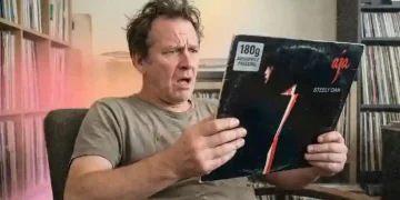 Close-up of audiophile vinyl record on turntable - Headphonesty