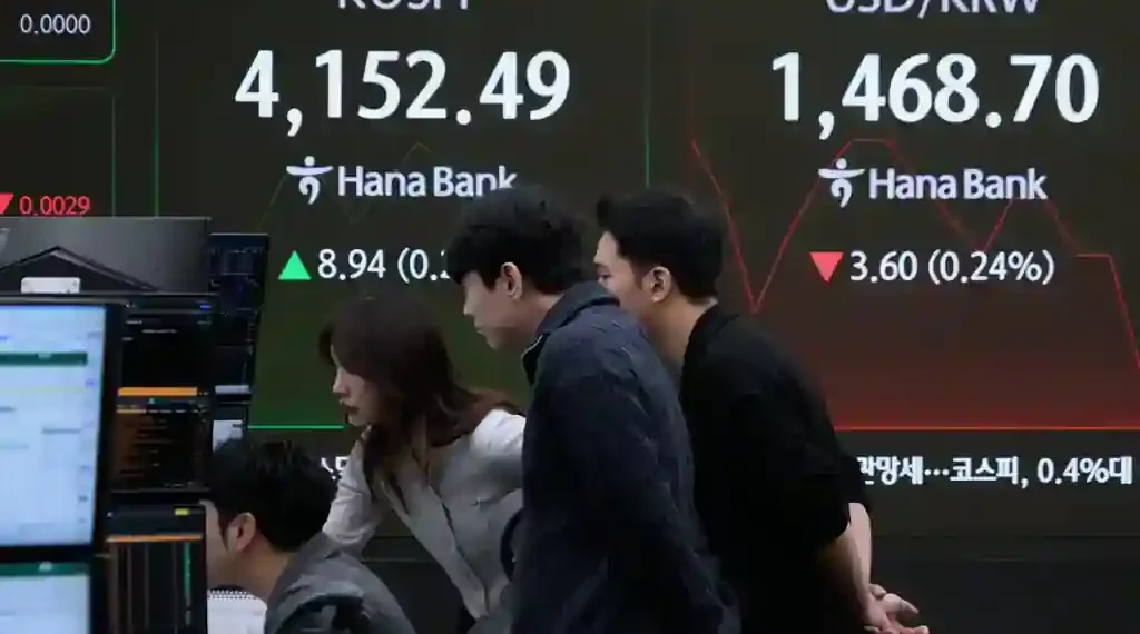 Asian stock traders monitor regional market declines