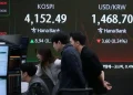 Asian stock traders monitor regional market declines