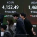 Asian stock traders monitor regional market declines