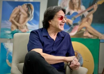 Colorblind painter Fernando Dávila working in his Miami studio - AP Photo/Cody Jackson