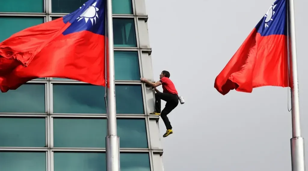 Alex Honnold climbing Taipei 101 skyscraper without ropes - AP Photo/Chiang Ying-ying