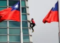 Alex Honnold climbing Taipei 101 skyscraper without ropes - AP Photo/Chiang Ying-ying