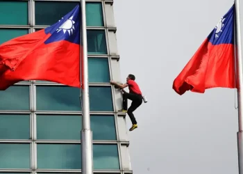 Alex Honnold climbing Taipei 101 skyscraper without ropes - AP Photo/Chiang Ying-ying