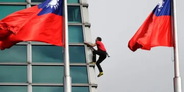 Alex Honnold climbing Taipei 101 skyscraper without ropes - AP Photo/Chiang Ying-ying