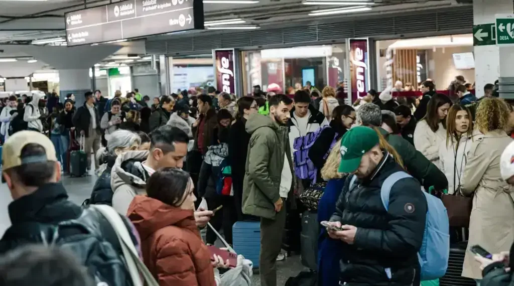 Emergency crews at Spain high-speed train crash near Córdoba - Carlos Luján/Europa Press via AP