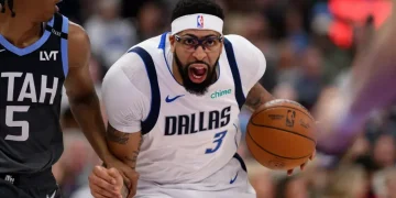 Anthony Davis during a Mavericks game before trade to Wizards