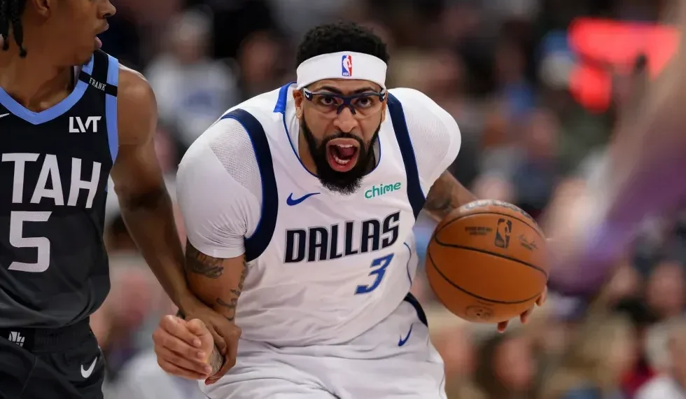 Anthony Davis during a Mavericks game before trade to Wizards